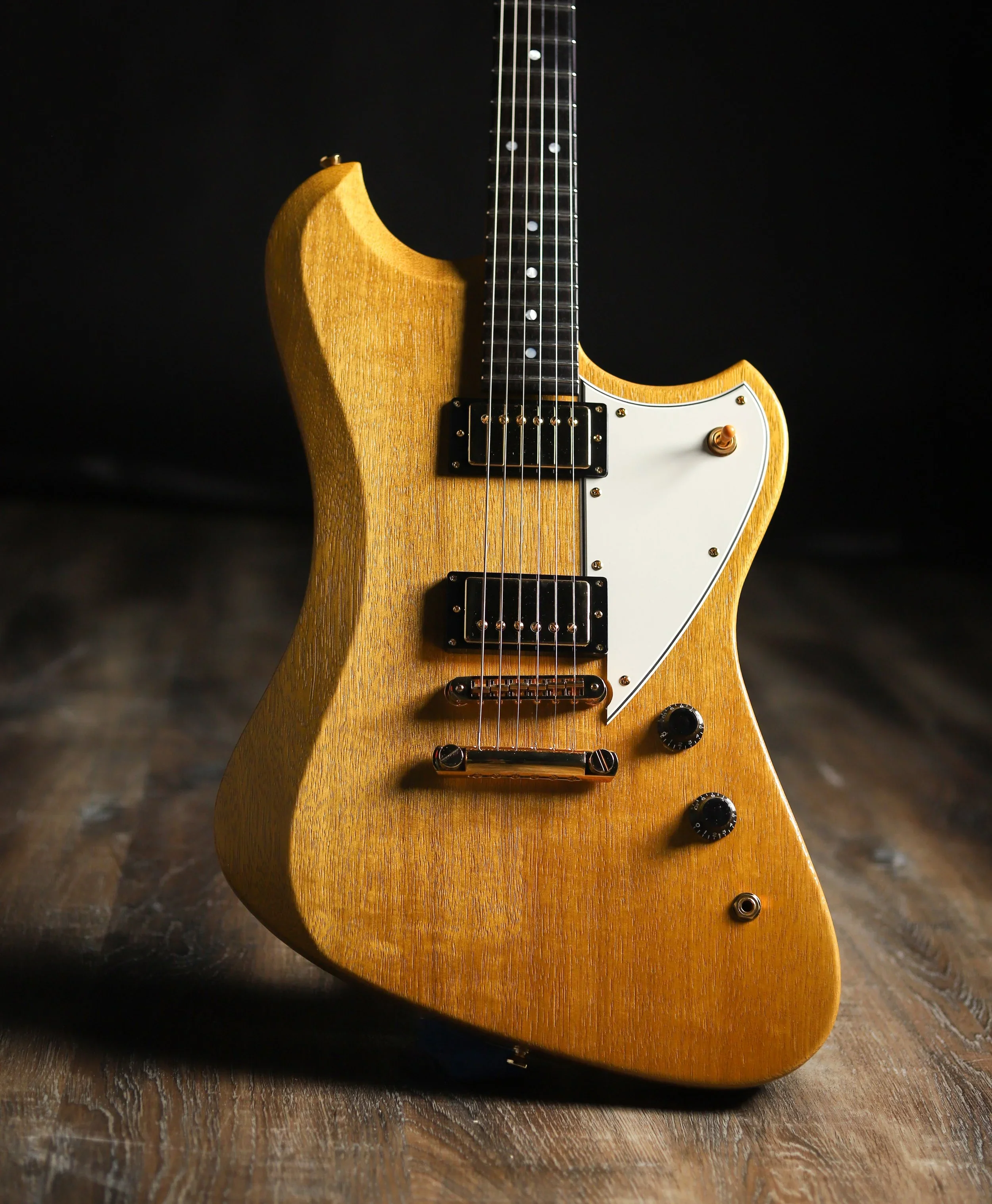 Signature VOLTUR DLX - Korina (1 of 6)