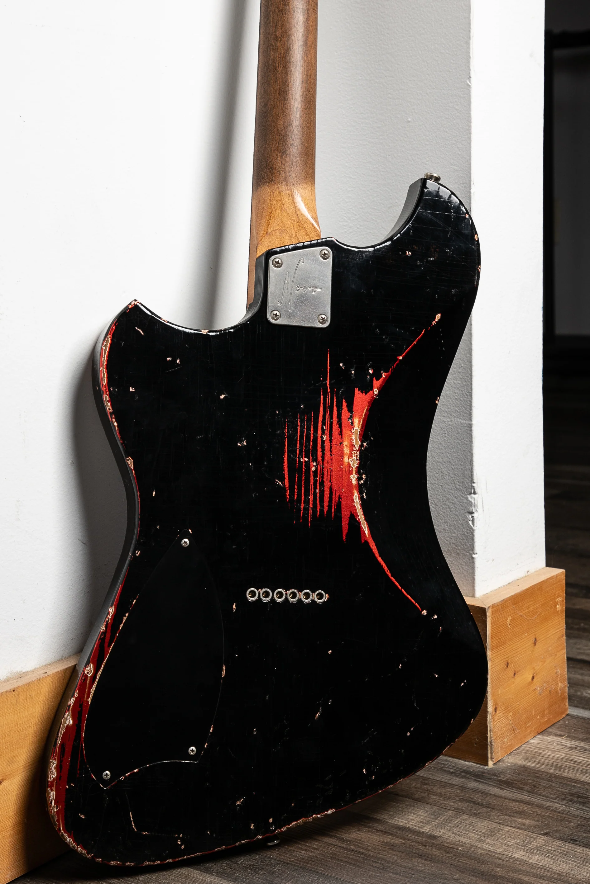 Novo Voltur V2 in Bull Black over Candy Apple Red - Image 5